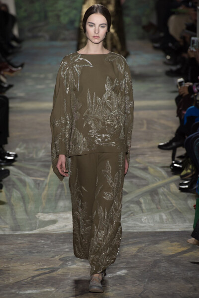 Valentino Spring2014Couture本季高级定制秀再一次选择向古典歌剧艺术致敬?？ook就将作曲家威尔第创作的《茶花女》一曲的五线谱刺绣在半透明的绢纱长裙上；普切尼的《波西米亚人》启发了他们创作出优雅的藏蓝色…