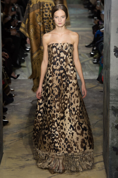 Valentino Spring2014Couture本季高级定制秀再一次选择向古典歌剧艺术致敬。开场Look就将作曲家威尔第创作的《茶花女》一曲的五线谱刺绣在半透明的绢纱长裙上；普切尼的《波西米亚人》启发了他们创作出优雅的藏蓝色…