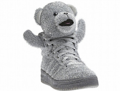 Adidas 联名Jeremy Scott发布Bear系列中的新成员&amp;quot;Glittery JS Bear&amp;quot;。闪耀着金银光芒的小熊憨态可掬，又是一个恶意卖萌的设计