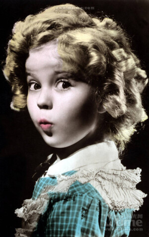 【世界著名电影演员】秀兰·邓波儿，（Shirley Temple）1928年4月23日出生于美国加利福尼亚州的圣莫尼卡。电影演员，儿童时期为美国著名童星之一，是美国历史上第一位女礼宾司司长。2014年2月11日（美国时间2月10日），在美国加州的家中去世，享年85岁。你就是落入人间的天使，一头卷卷的短发可爱非常，时而活泼，时刻专心思考，都让人难以忘怀。还有那最让人记忆深刻的笑颜，愿你一路走好！曦