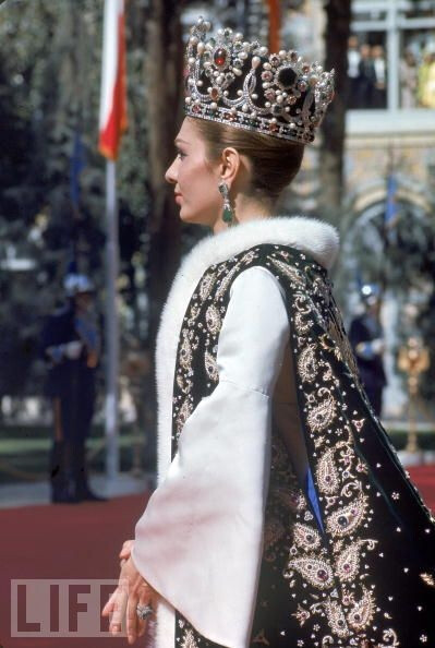 伊朗王后法拉赫•巴列維（Farah Pahlavi）王后加冕仪式。