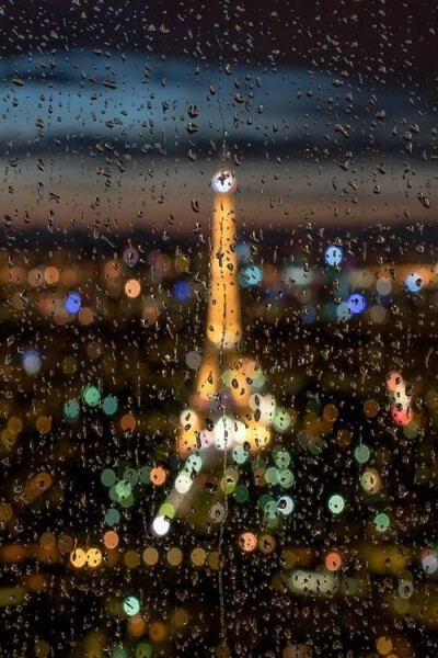 雨中的艾菲尔铁塔