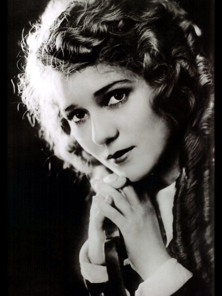 玛丽·碧克馥 Mary Pickford： •1930年 第2届奥斯卡金像奖 最佳女主角 贵妇人 •1976年 第48届奥斯卡金像奖 终身成就奖