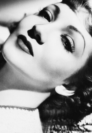 克劳黛·考尔白 Claudette Colbert ： •1935年 第7届奥斯卡金像奖 最佳女主角 一夜风流 •1936年 第8届奥斯卡金像奖 最佳女主角(提名) 私密情话儿 •1945年 第17届奥斯卡金像奖 最佳女主角(提名) 自君别后