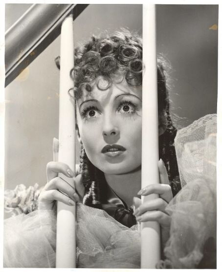 路易丝·赖纳 Luise Rainer ： •1937年 第9届奥斯卡金像奖 最佳女主角 歌舞大王齐格飞 •1938年 第10届奥斯卡金像奖 最佳女主角 大地