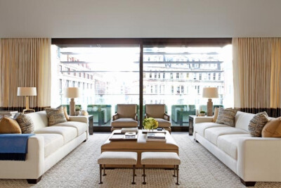 在空间的布局上，整间公寓处处都体现着英伦设计中经典的对称之美