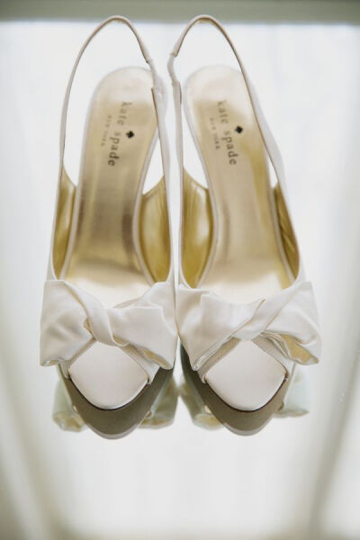 1940s Inspired Relaxed California Wedding---white kate spade bridal shoes 白色新娘婚鞋。曦