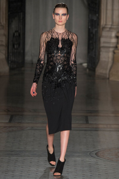 Julien Macdonald FW2014。朱利安·麦克唐纳德2014秋冬高级成衣系列时装秀。