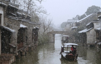 灼灼其华—下雪的乌镇，轻舟