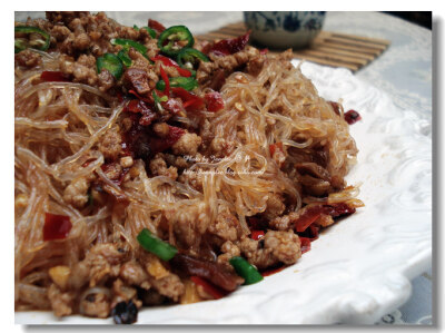 【蚂蚁上树】制作食材：粉丝、料酒、四川红油豆瓣酱、生抽、清水或高汤、葱末、姜末、蒜末、红尖椒、猪肉馅制作过程：1、温水浸泡粉丝10-15分钟，略白发软为标准2、温油翻炒姜末、蒜末、红尖椒末，至炒出香味3、放入…