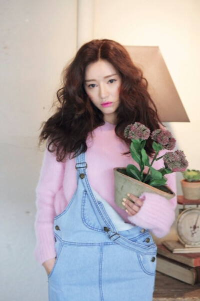 韩国人气美模特朴韶拉，stylenanda常驻模特，着装多以性感为主，有点欧美范。