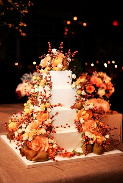 Sylvia Weinstock设计制作婚礼蛋糕将近30年，开僻了蛋糕界的新时尚，其设计和制作的婚礼蛋糕每一款都是独一无二，如同艺术品。被称为婚礼蛋糕设计女王，蛋糕设计界的达芬奇。婚礼蛋糕_奢华_美图_壁纸_糕点_甜点_插图