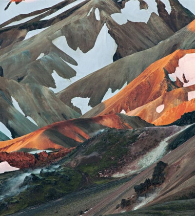 远眺冰岛蓝德曼纳劳卡的锈红色火山岩。