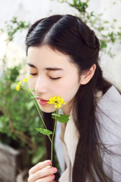  做一个淡淡的女子，不浮不躁，不争不抢，不去计较浮华之事，不是不追求，只是不去强求。淡然地过着自己的生活，不要轰轰烈烈，只求安安心心。