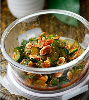 韩式黄瓜泡菜详细做法···U-naWang （爱你就要养胖你）1.黄瓜洗净，切成小的滚刀块，加盐腌制1-2小时使黄瓜出水；2.将腌后的黄瓜用凉开水冲洗，使之降低咸度，沥干水备用；3.处理好的黄瓜内加入韩国辣酱、蜂蜜、熟芝麻、虾皮、糖渍桔皮丁，拌匀；4.入密封的容器内，放入冰箱保存，随吃随取。