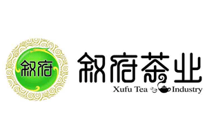 “叙府”以“心净自然和”的品牌理念，在“叙府龙芽”为代表的绿茶走向全国乃至国际市场，品牌标志中将叙府古朴的字体设计方式，结合绿色的背景和四条黄色龙的图腾元素进行设计，将茶壶与云的概念也结合到茶字当中，…