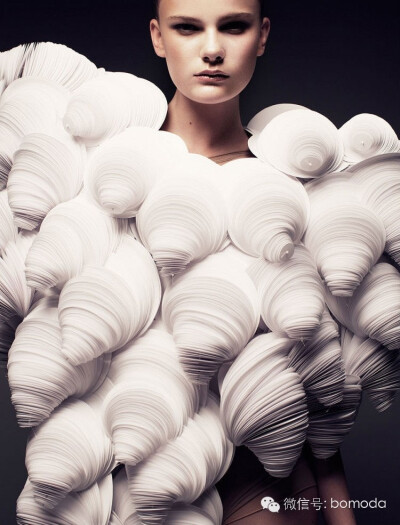 告别布料，瑞典新锐设计师以折纸缔造梦幻服饰