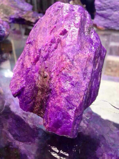 Sugilite From South Africa 苏纪石（英文名称：sugilite），亦被誉为「千禧之石」，也是公历二月份的生辰幸运石。苏纪石为稀有宝石，被誉为『南非国石』，产于霓石正长岩的小岩珠中，主要成份是氧化硅，并内含钾、…