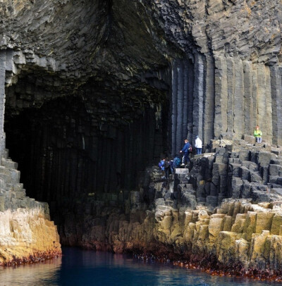 芬格尔山洞位于苏格兰火山岛Staffa。Staffa岛无人居住，是国家级自然保护区的一部分，其以独特而又好似乐高积木的玄武岩石柱而闻名于世。