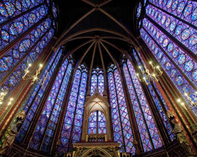 巴黎的圣礼拜教堂以玫瑰彩色玻璃窗闻名于世。该教堂除了古老的彩色玻璃窗上还镶嵌着6,458平方英尺的哥特式的华丽宝石。
