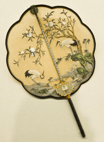 米色“纱贴绢”《桃树仙鹤图》乌木雕花柄团扇