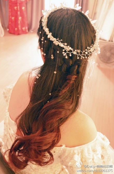 【发型发饰】新娘发型，白色的流苏式发饰，好衬这款披散发型和衣衣，对不对？ 曦