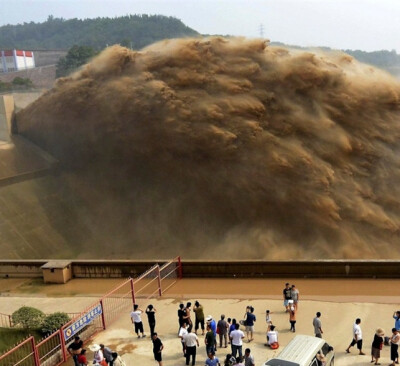 黄河小浪底排水排沙现“黄龙咆哮”奇观