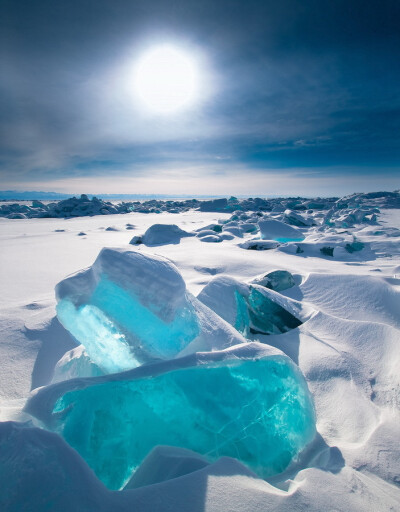 贝加尔湖冰雪奇景：冰面通透如绿松石