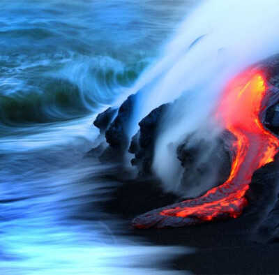 火山炽热岩浆入海壮观景象：一条岩浆流蜿蜒着流进大海，地平线上充满巨大蒸汽云。