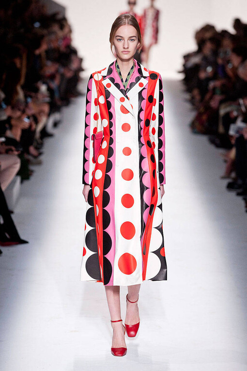 Valentino Fall2014本季秋冬女装系列展示了多元化的时尚元素: 条纹、 “Commedia Dell’Arte”钻石图案、大型印花图案，还有几何印花图案。衣服上的刺绣和所展示的15世纪镶嵌工艺, 如时尚万花筒, 展示了系列千变万化的特点。