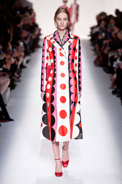 Valentino Fall2014本季秋冬女装系列展示了多元化的时尚元素: 条纹、 “Commedia Dell’Arte”钻石图案、大型印花图案，还有几何印花图案。衣服上的刺绣和所展示的15世纪镶嵌工艺, 如时尚万花筒, 展示了系列千变万化…