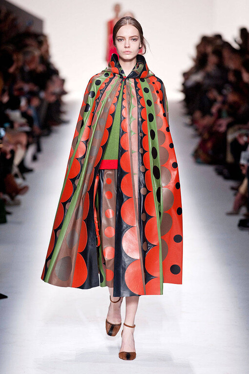 Valentino Fall2014本季秋冬女装系列展示了多元化的时尚元素: 条纹、 “Commedia Dell’Arte”钻石图案、大型印花图案，还有几何印花图案。衣服上的刺绣和所展示的15世纪镶嵌工艺, 如时尚万花筒, 展示了系列千变万化的特点。