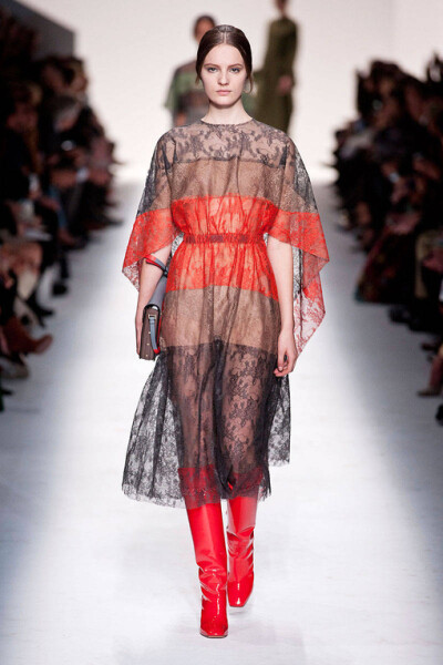 Valentino Fall2014本季秋冬女装系列展示了多元化的时尚元素: 条纹、 “Commedia Dell’Arte”钻石图案、大型印花图案，还有几何印花图案。衣服上的刺绣和所展示的15世纪镶嵌工艺, 如时尚万花筒, 展示了系列千变万化…