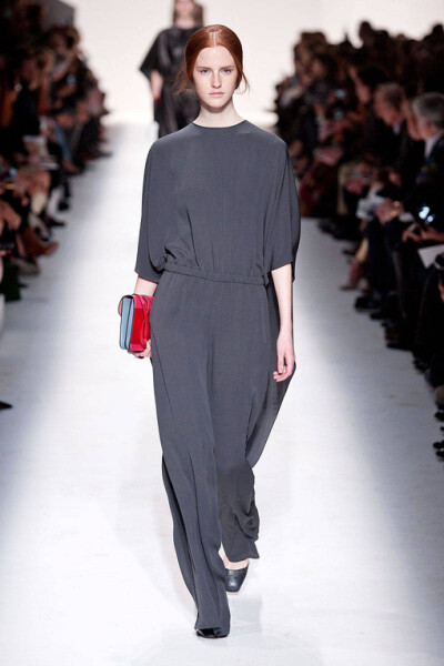 Valentino Fall2014本季秋冬女装系列展示了多元化的时尚元素: 条纹、 “Commedia Dell’Arte”钻石图案、大型印花图案，还有几何印花图案。衣服上的刺绣和所展示的15世纪镶嵌工艺, 如时尚万花筒, 展示了系列千变万化…