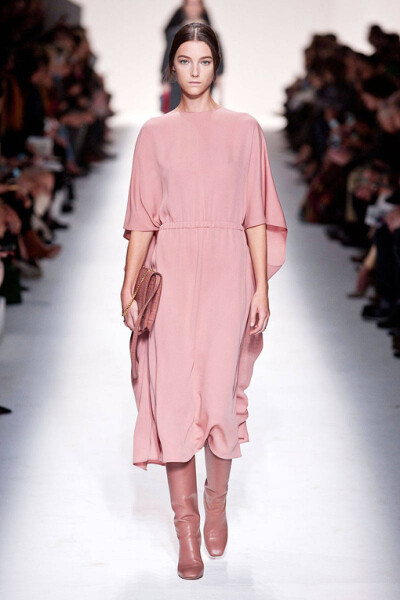 Valentino Fall2014本季秋冬女装系列展示了多元化的时尚元素: 条纹、 “Commedia Dell’Arte”钻石图案、大型印花图案，还有几何印花图案。衣服上的刺绣和所展示的15世纪镶嵌工艺, 如时尚万花筒, 展示了系列千变万化…