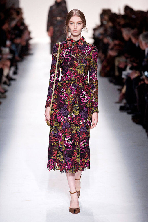 Valentino Fall2014本季秋冬女装系列展示了多元化的时尚元素: 条纹、 “Commedia Dell’Arte”钻石图案、大型印花图案，还有几何印花图案。衣服上的刺绣和所展示的15世纪镶嵌工艺, 如时尚万花筒, 展示了系列千变万化的特点。