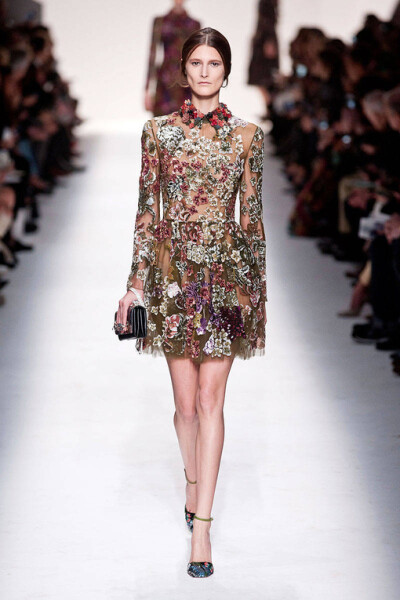 Valentino Fall2014本季秋冬女装系列展示了多元化的时尚元素: 条纹、 “Commedia Dell’Arte”钻石图案、大型印花图案，还有几何印花图案。衣服上的刺绣和所展示的15世纪镶嵌工艺, 如时尚万花筒, 展示了系列千变万化…