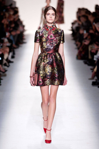 Valentino Fall2014本季秋冬女装系列展示了多元化的时尚元素: 条纹、 “Commedia Dell’Arte”钻石图案、大型印花图案，还有几何印花图案。衣服上的刺绣和所展示的15世纪镶嵌工艺, 如时尚万花筒, 展示了系列千变万化…