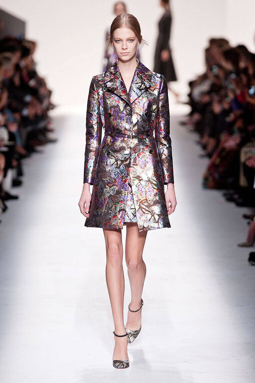 Valentino Fall2014本季秋冬女装系列展示了多元化的时尚元素: 条纹、 “Commedia Dell’Arte”钻石图案、大型印花图案，还有几何印花图案。衣服上的刺绣和所展示的15世纪镶嵌工艺, 如时尚万花筒, 展示了系列千变万化的特点。