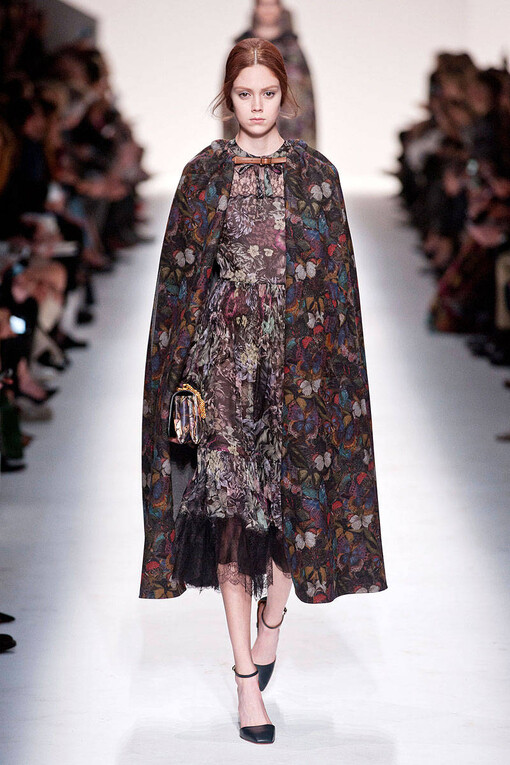 Valentino Fall2014本季秋冬女装系列展示了多元化的时尚元素: 条纹、 “Commedia Dell’Arte”钻石图案、大型印花图案，还有几何印花图案。衣服上的刺绣和所展示的15世纪镶嵌工艺, 如时尚万花筒, 展示了系列千变万化的特点。