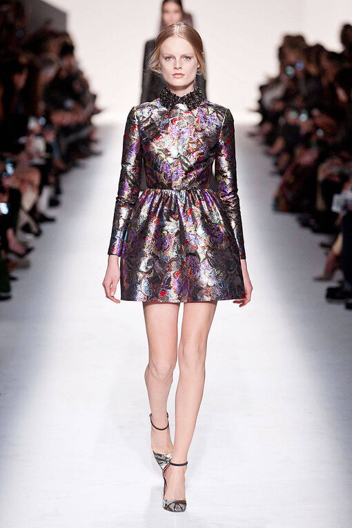 Valentino Fall2014本季秋冬女装系列展示了多元化的时尚元素: 条纹、 “Commedia Dell’Arte”钻石图案、大型印花图案，还有几何印花图案。衣服上的刺绣和所展示的15世纪镶嵌工艺, 如时尚万花筒, 展示了系列千变万化的特点。