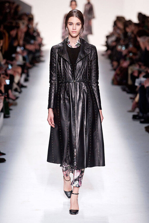 Valentino Fall2014本季秋冬女装系列展示了多元化的时尚元素: 条纹、 “Commedia Dell’Arte”钻石图案、大型印花图案，还有几何印花图案。衣服上的刺绣和所展示的15世纪镶嵌工艺, 如时尚万花筒, 展示了系列千变万化的特点。