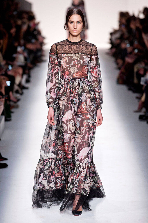 Valentino Fall2014本季秋冬女装系列展示了多元化的时尚元素: 条纹、 “Commedia Dell’Arte”钻石图案、大型印花图案，还有几何印花图案。衣服上的刺绣和所展示的15世纪镶嵌工艺, 如时尚万花筒, 展示了系列千变万化的特点。