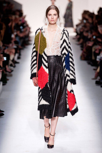 Valentino Fall2014本季秋冬女装系列展示了多元化的时尚元素: 条纹、 “Commedia Dell’Arte”钻石图案、大型印花图案，还有几何印花图案。衣服上的刺绣和所展示的15世纪镶嵌工艺, 如时尚万花筒, 展示了系列千变万化…