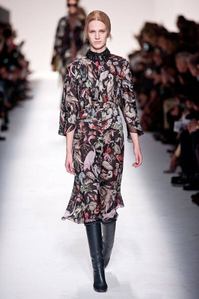 Valentino Fall2014本季秋冬女装系列展示了多元化的时尚元素: 条纹、 “Commedia Dell’Arte”钻石图案、大型印花图案，还有几何印花图案。衣服上的刺绣和所展示的15世纪镶嵌工艺, 如时尚万花筒, 展示了系列千变万化…