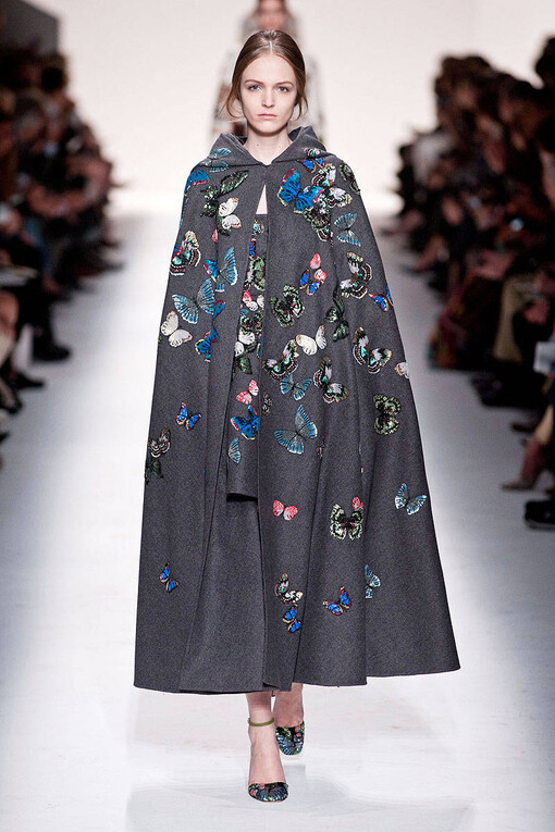 Valentino Fall2014本季秋冬女装系列展示了多元化的时尚元素: 条纹、 “Commedia Dell’Arte”钻石图案、大型印花图案，还有几何印花图案。衣服上的刺绣和所展示的15世纪镶嵌工艺, 如时尚万花筒, 展示了系列千变万化的特点。