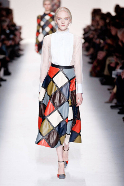 Valentino Fall2014本季秋冬女装系列展示了多元化的时尚元素: 条纹、 “Commedia Dell’Arte”钻石图案、大型印花图案，还有几何印花图案。衣服上的刺绣和所展示的15世纪镶嵌工艺, 如时尚万花筒, 展示了系列千变万化…