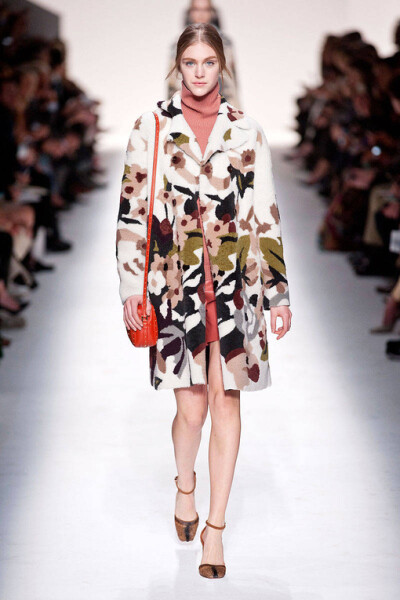 Valentino Fall2014本季秋冬女装系列展示了多元化的时尚元素: 条纹、 “Commedia Dell’Arte”钻石图案、大型印花图案，还有几何印花图案。衣服上的刺绣和所展示的15世纪镶嵌工艺, 如时尚万花筒, 展示了系列千变万化…