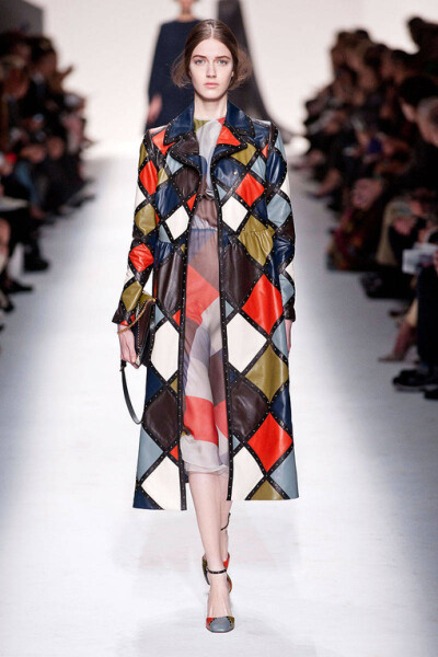 Valentino Fall2014本季秋冬女装系列展示了多元化的时尚元素: 条纹、 “Commedia Dell’Arte”钻石图案、大型印花图案，还有几何印花图案。衣服上的刺绣和所展示的15世纪镶嵌工艺, 如时尚万花筒, 展示了系列千变万化…