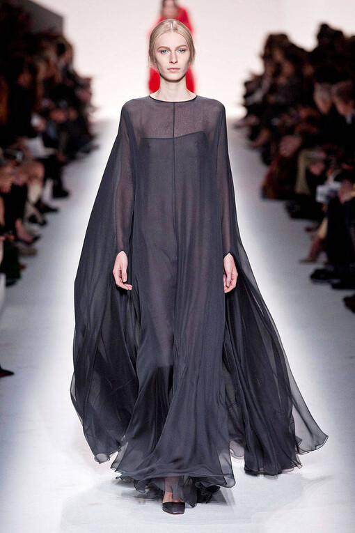 Valentino Fall2014本季秋冬女装系列展示了多元化的时尚元素: 条纹、 “Commedia Dell’Arte”钻石图案、大型印花图案，还有几何印花图案。衣服上的刺绣和所展示的15世纪镶嵌工艺, 如时尚万花筒, 展示了系列千变万化的特点。